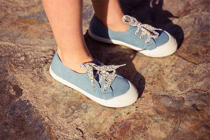 Come pulire le sneackers in lona con punta di gomma Come pulire le sneackers in lona con punta di gomma